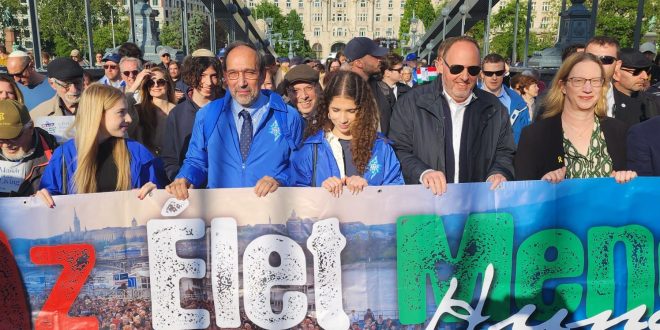 5,000 March in Hungary with Holocaust Survivors to Mark 80 Years of Liberation